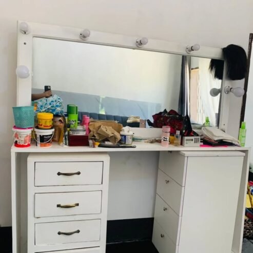DRESSING TABLE COMPLETEL