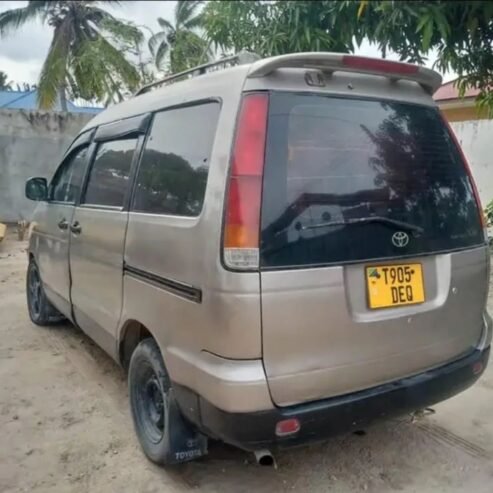 Toyota Noah model DEQ