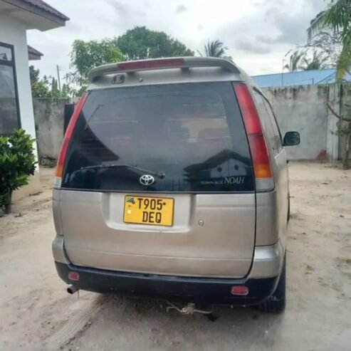 Toyota Noah model DEQ